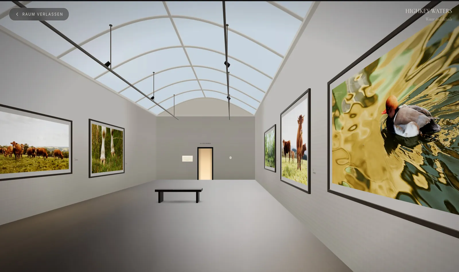 Galerie 3D pour photographes : salle voûtée navigable avec photographies de nature accrochées, vue grand-angle
