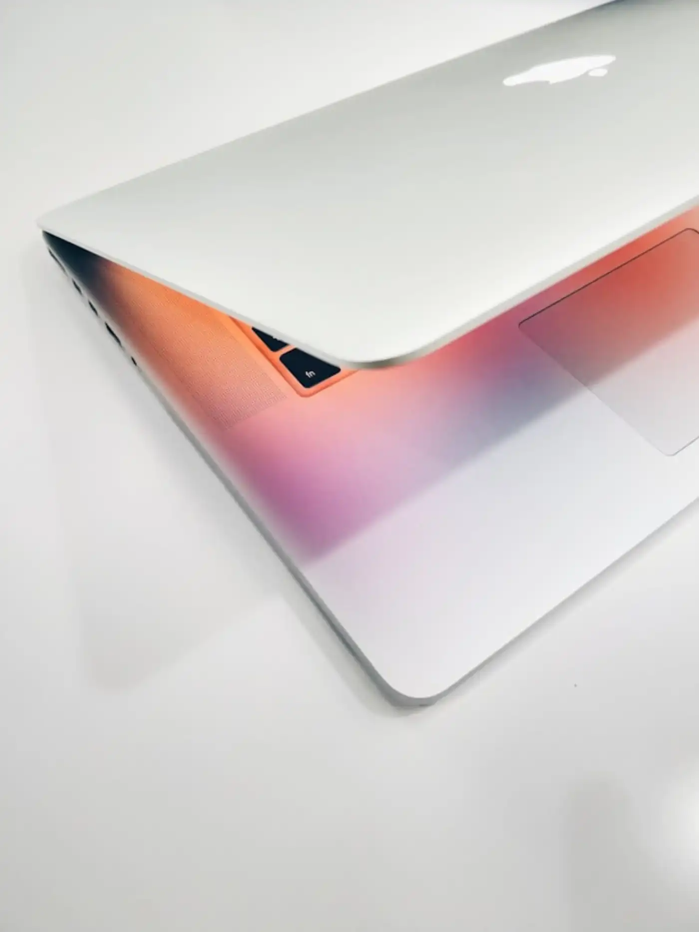 Design de site web moderne — MacBook avec interface colorée et créative