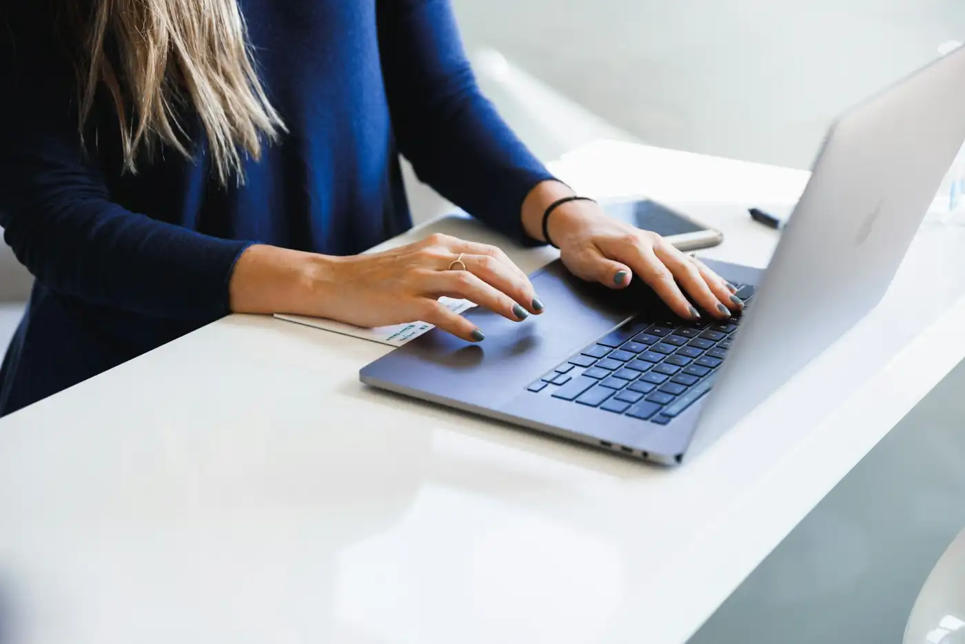 Développeur freelance créant une application web sur mesure
