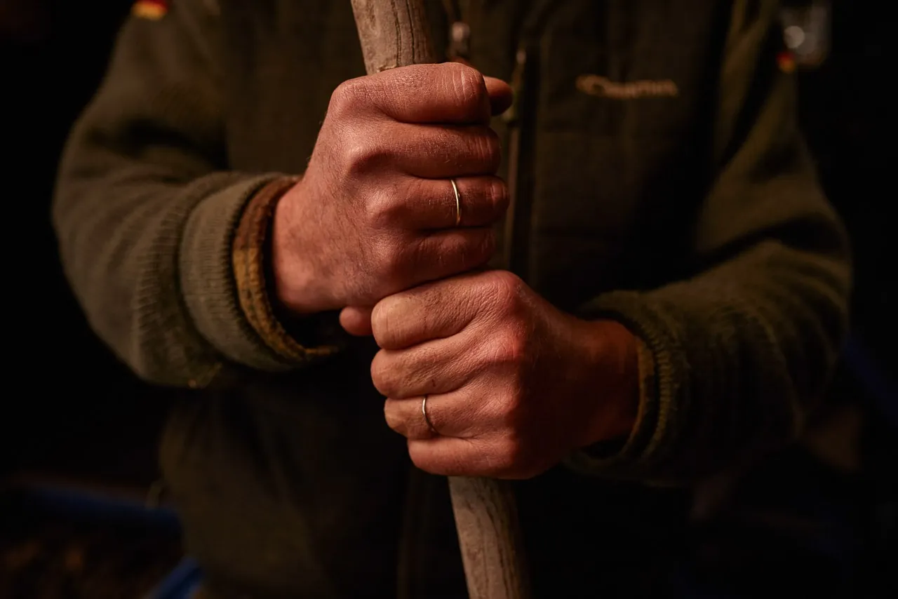 Mains d'agriculteur en gros plan, photographie agricole de Philippe Ramakers