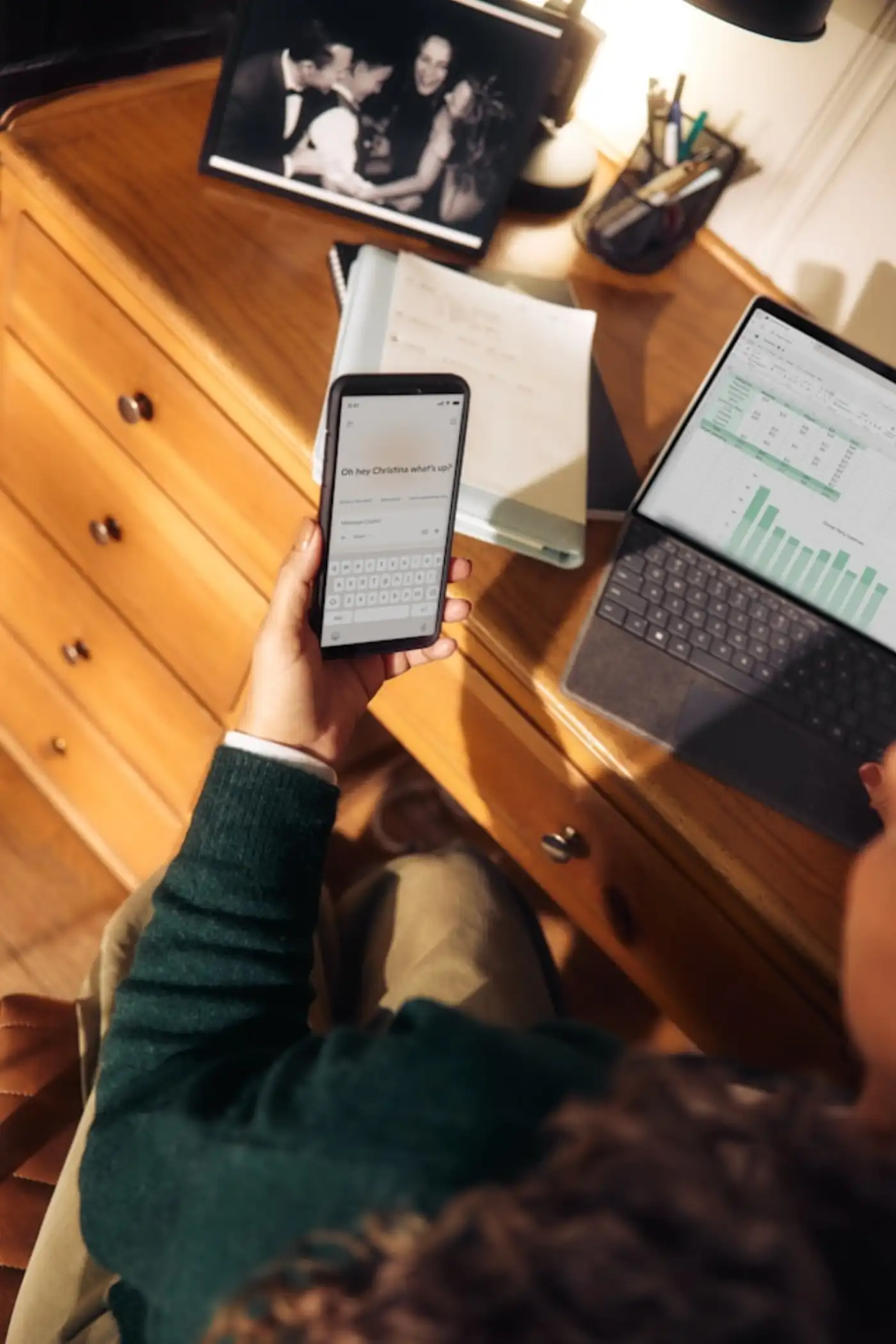 Therapeut mit digitaler Praxis-Website, Smartphone und Tablet im Einsatz